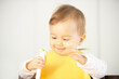 © amanaimages - フォークで野菜を食べる赤ちゃん
