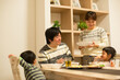 © amanaimages - 夕食時の家族の団欒