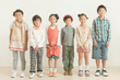 © amanaimages - 並んで立つ小学生6人