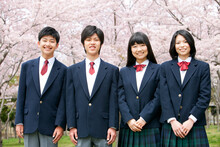 桜と男女学生4人