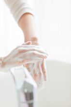 手を洗う女性の手元