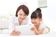 © amanaimages - タブレットPCを操作している母娘