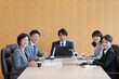 © amanaimages - 会議をするビジネスグループ5人
