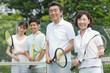 © amanaimages - テニスコートに立つ男女4人