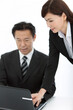 © amanaimages - 打ち合わせ中のビジネスマンとビジネスウーマン