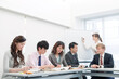 © amanaimages - 社内研修中のビジネス男女6人