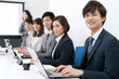 © amanaimages - 会議をするビジネスマンとビジネスウーマン