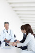 © amanaimages - 打ち合わせをするビジネスマンと医師