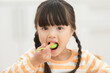 © amanaimages - 食事する女の子