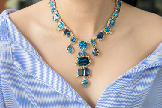 Necklace made of silver and aquamarine and gold. Elegant design for the beauty of jewelry.