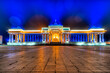 Das Regierungsgebäude der Mongolei in der Hauptstadt Ulan Bator bei nächtlicher Beleuchtung