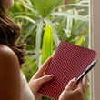 © Luciano Luppa - Mulher com planner e caneta em mãos - Woman with planner and pen in hands