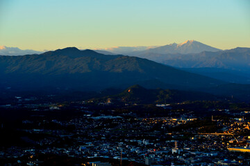  恵那の町並と夕暮れの御嶽山