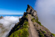 Madeira Pico do Arieiro Miradouro Pedra Rija Portugal Aussichtspunkt Wanderweg steil Wolken Treppen Pico Ruivo Attraktion Trekking Berge Gipfel blauer Himmel Vulkan Symbol hoch Insel Panorama Horizont