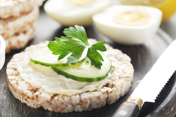 Poster - Crispbread with cream cheese, cucumber and green parsley