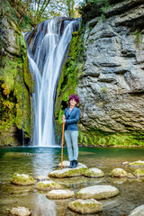 Poster - Femme devant la cascade de la Brive dans le Bugey