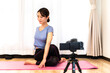 © promolink - 自宅でヨガの動画配信をする女性