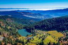 Le Lac Des Truites Dans Les Vosges Avec En Fond La Forêt-Noire, Le Jura Et Les Alpes.