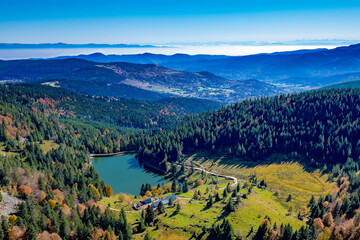 Le lac des Truites dans les Vosges avec en fond la Forêt-Noire, le Jura et les Alpes.