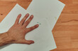 dłoń da białej kartce papieru