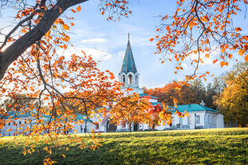 Wall Mural - Golden autumn trees and the front gate in Kolomenskoye park in Moscow on an autumn sunny day