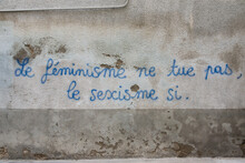 Un Graffiti Dénonçant Le Sexisme Et Défendant Le Féminisme. Un Message Féministe Et Antisexisme. 