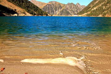 Wall Mural - Le lac et l'hôtellerie du lac de Gaube - Cauterets