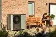 canvas print picture - Wärmepumpe, Klimaanlage, Luftwärmepumpe vor einem Wohnhaus