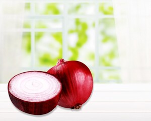 Poster - Red whole and sliced onion on the desk