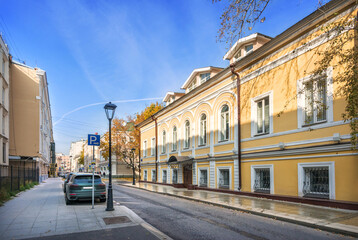 Wall Mural - Solenikov's mansion on Chaplygin street in Moscow on an autumn day