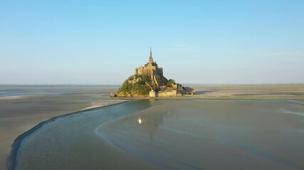Canvas Print - Le Mont Saint Michel en Europe, en France, en Normandie, dans la Manche, au printemps, lors d'une journée ensoleillée.