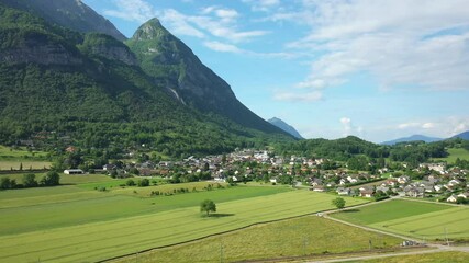 Sticker - La petite ville de Gresy en Isère en Europe, en France, en Isère, dans les Alpes, en été, lors d'une journée ensoleillée.