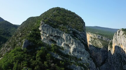 Wall Mural - Un sommet rocheux au milieu des Gorges du Verdon en Europe, en France, Provence Alpes Côte d'Azur, dans le Var, en été, lors d'une journée ensoleillée.