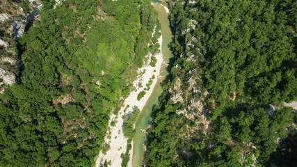 Sticker - La rivière du Verdon au milieu des gorges verdoyantes en Europe, en France, Provence Alpes Côte d'Azur, dans le Var, en été, lors d'une journée ensoleillée.