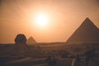 エジプトの世界遺産ギザ三大ピラミッドと夕日
