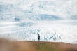 Frau vor Gletscher in Island auf Reise mit unscharfem Hintergrund