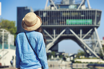 Wall Mural - 名古屋テレビ塔を眺める女性の後ろ姿