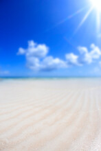 引き潮の百合ヶ浜のビーチと太陽, 与論町,鹿児島県