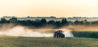 Traktor am Feld Sonnenuntergang düngen Panorama