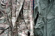 Militärische Tarnkleidung mit Camouflage Muster in einem Antiquitätenladen im Stadtviertel Margaretenhütte in Gießen an der Lahn in Hessen