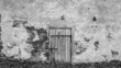 stare drewniane drzwi w murze z cegły, odpadający tynk