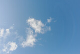 Fototapeta Niebo - Ceu azul com nuvens esparsas. 