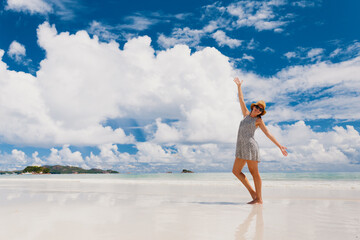 Wall Mural - enjoying the beach