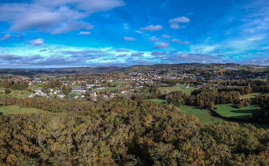 Poster - Allassac (Corrèze, France) - Vue aérienne panoramique de la cité ardoisière et de la vallée de la Vézère en automne