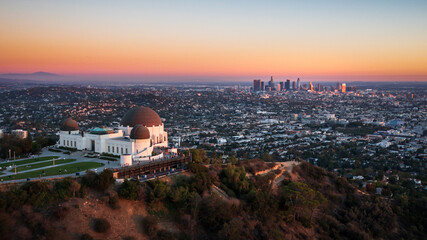 Fototapete - Aerial view of Griffith Observatory and Los Angeles city skyline at sunset