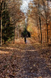 Mama z córką spacerujące w jesiennym lesie 