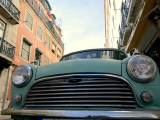 Sticker - Oldtimer in einer Straße von Lissabon