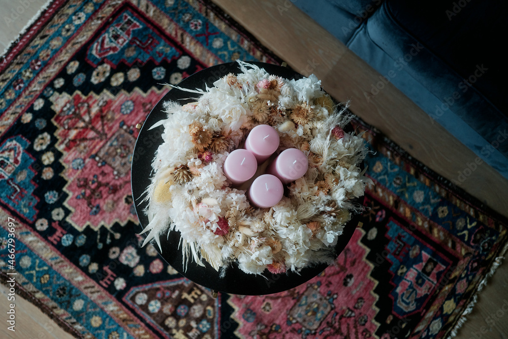 Adventskranz auf Wohnzimmertisch