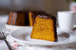 © Best Food Photos - Bolo de cenoura - Uma deliciosa fatia de bolo coberto de chocolate e brigadeiro granulado