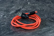 Rotes USB Kabel auf einem grauen Hintergrund